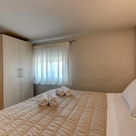The House Of The Roses Seaview Superior Maisonette 3 Holiday home *